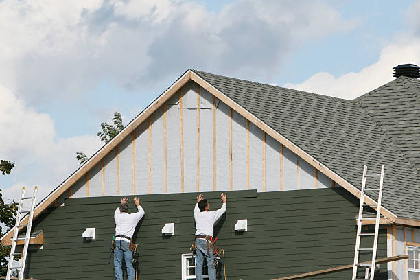 Professional Siding technician working in Snoqualmie Pass, WA